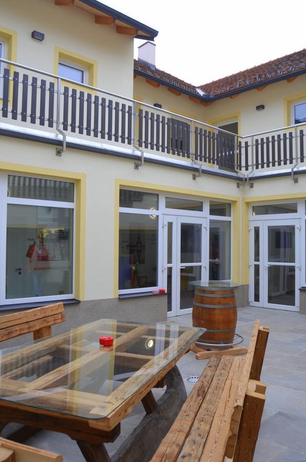 Pension Zum Strell Hollabrunn Ngoại thất bức ảnh